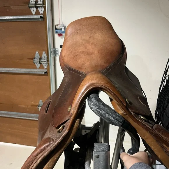 Brown Leather Horse Saddle - Picture 3 of 3